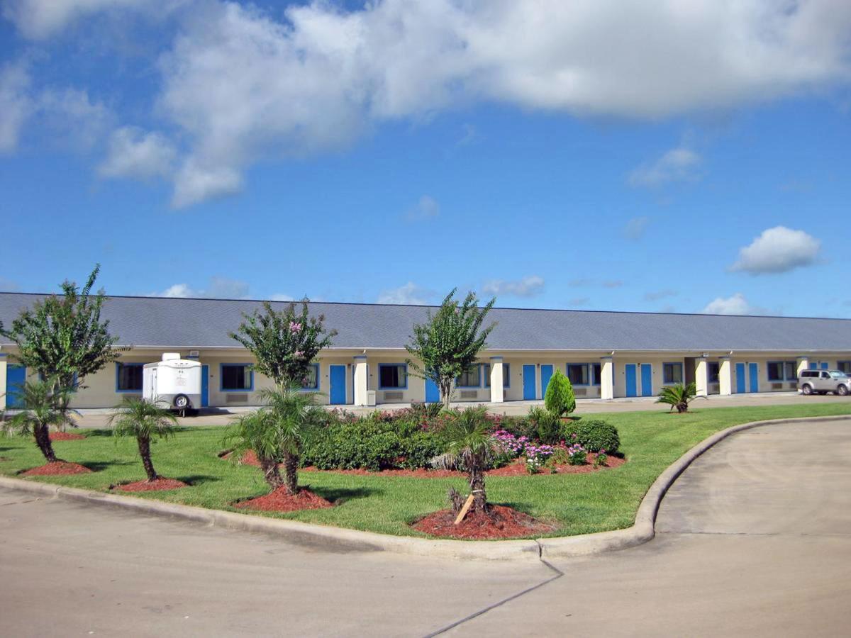 Relax Inn & Suites Angleton Exterior photo